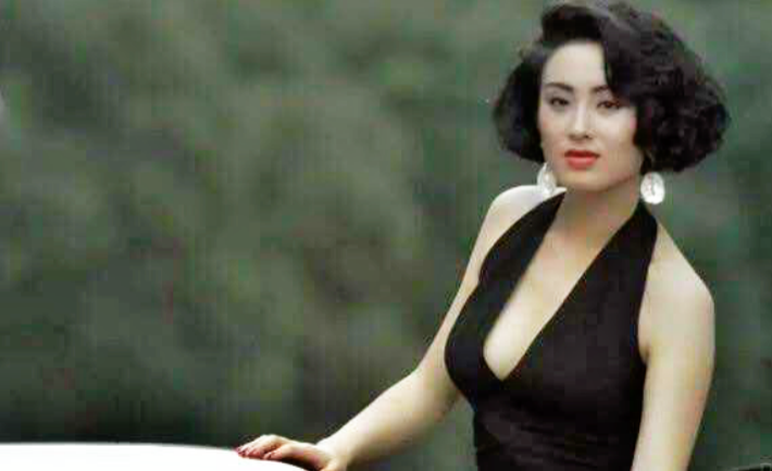 51岁张敏依旧性感十足,颜值耐打身材曼妙!浑身散发女人味