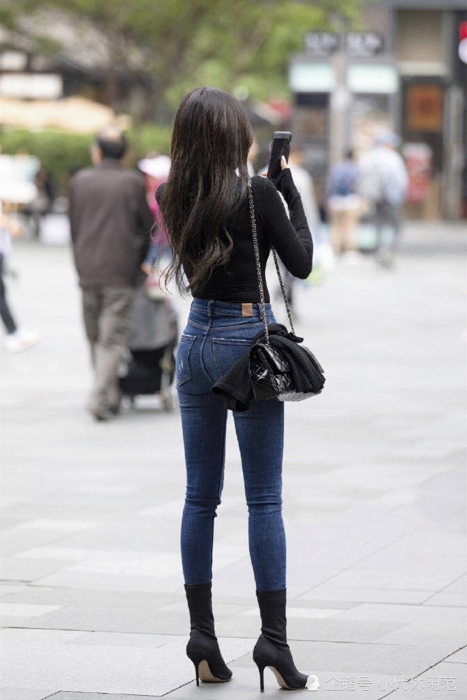 街拍:牛仔裤美女,这双大长腿完美,颜值在线!