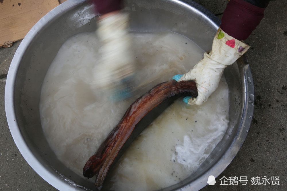 温水里加食用碱,清洗表皮烧焦的腊肉.