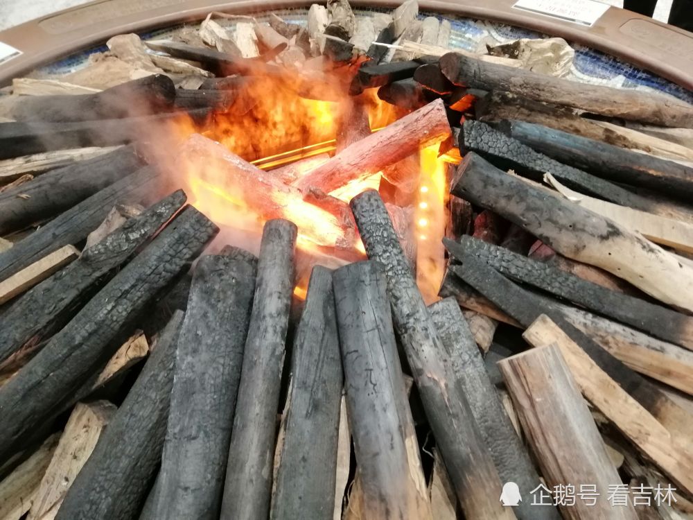 室内现巨型火盆取暖,木头火焰久久燃烧不灭.