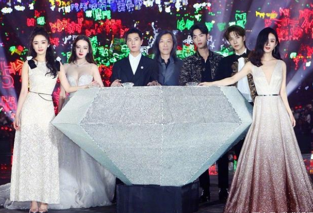 33岁杨幂与32岁赵丽颖罕见同框,离开10级滤镜,谁生图颜值更抗打?