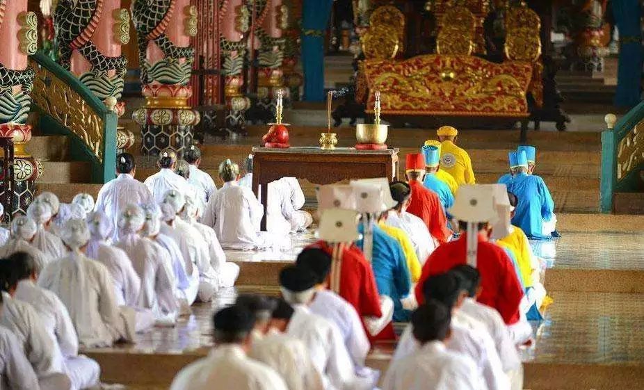 越南境内,有很多的宗教信仰,最主要的是佛教和天主教,除此以外,还有