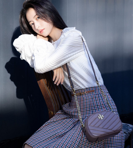 周雨彤精美写真图片,清新优雅,容貌极美