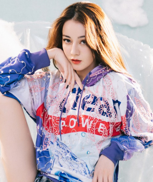 迪丽热巴时尚写真,两种风格,演绎不同的美