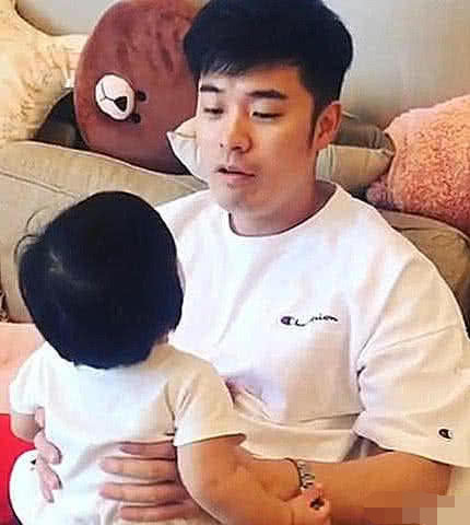 有一种"可爱"叫陈赫女儿劈叉,她坐在地上时,不要太萌