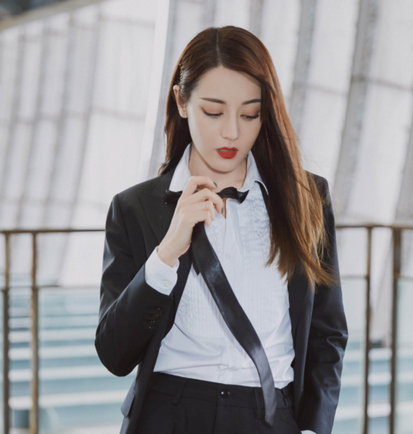 迪丽热巴写真图片,气质出众,尽显迷人魅力