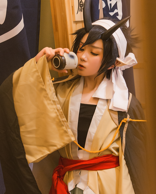 动漫《凹凸世界》雷狮cosplay,冷酷动人的cos小姐姐