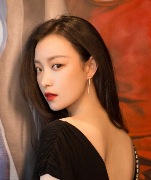 倪妮时尚写真,身穿黑色露肩裙,尽显迷人气质