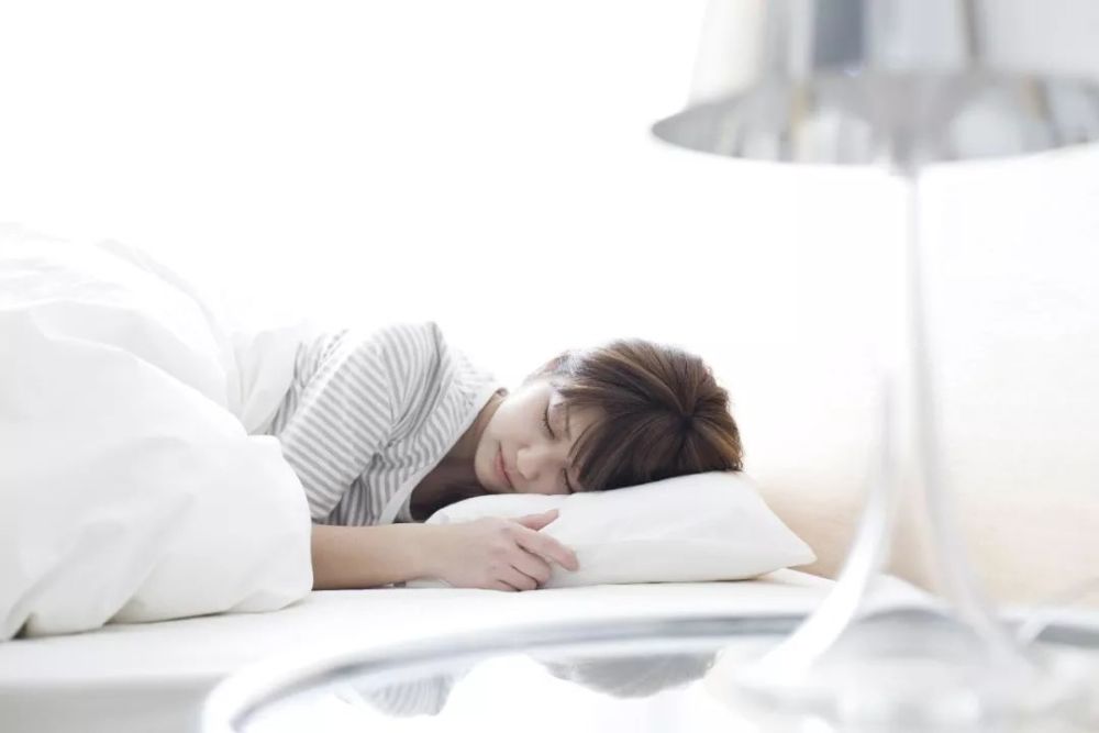 这样睡觉,你的腰椎会越来越"凸"出!
