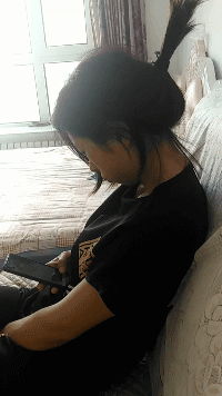 互相怄气,谁都不理谁,各自闷头吃,快吃完了,我去洗手间,回来发现老婆