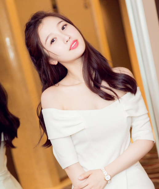 虞书欣优雅迷人写真,穿白色连衣裙,气质高贵典雅