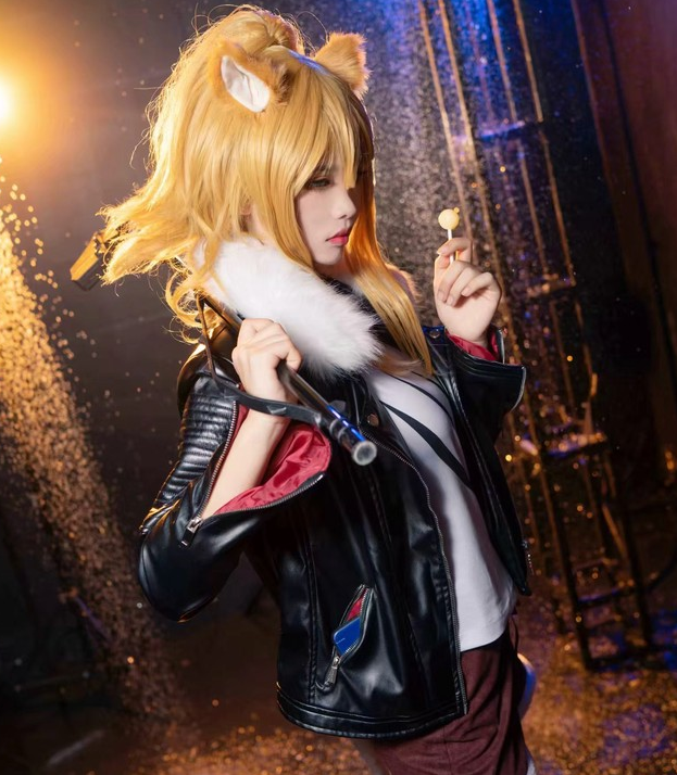 《明日方舟》推进之王cosplay,身穿皮衣的小姐姐冷峻帅气