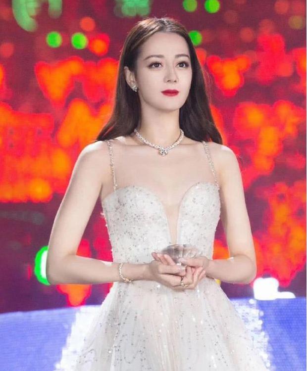 迪丽热巴杨幂约好同穿公主裙比美!看清两人的身材区别