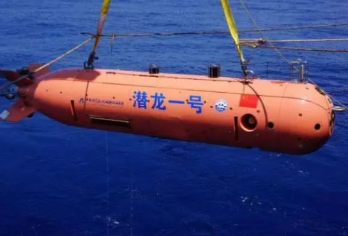 中国潜水艇深入水下3700米,眼前这一景象让人后怕,这还是地球吗?