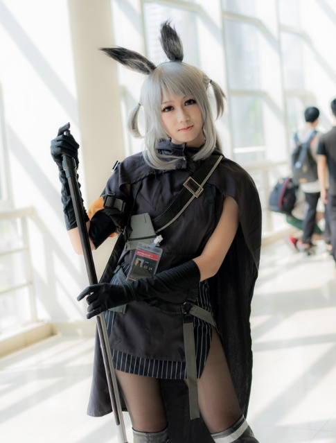 cosplay《明日方舟》暴行,漂亮可人的银发小姐姐