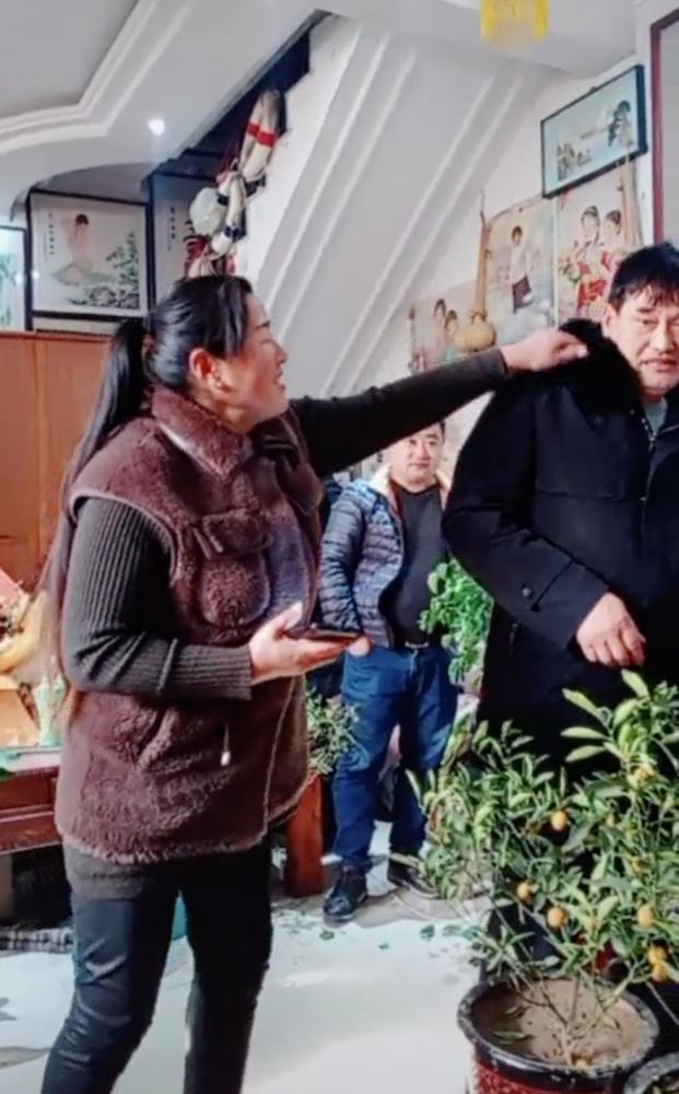 大衣哥夫妇秀恩爱,大衣嫂捏脸,摸头杀,大衣哥难为情满脸不情愿