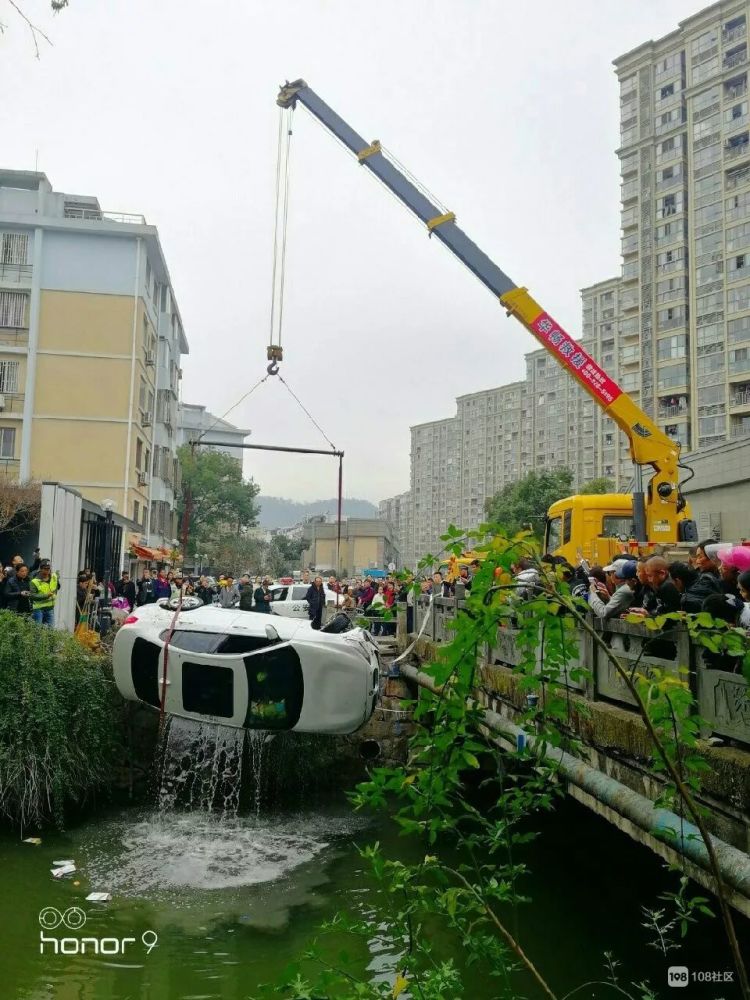 浙j宝马车落水!1个多钟头车被吊起,车内女司机