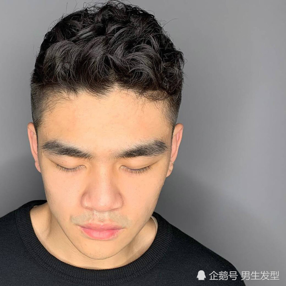 整个发型给人的感觉特别的帅气舒服,而且适合大部分男生