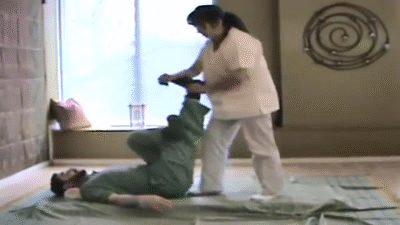 后来不知是突然看了一眼挂钟,发现时间不多了,还是什么别的原因,大妈