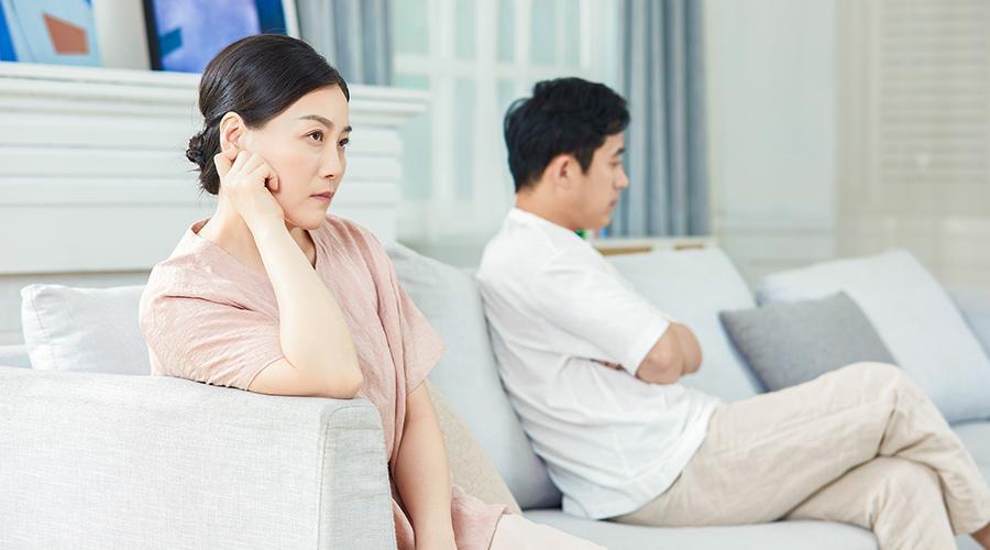 老婆出20万帮弟弟买房,称钱是她挣的,老公:离婚,你回娘家过吧