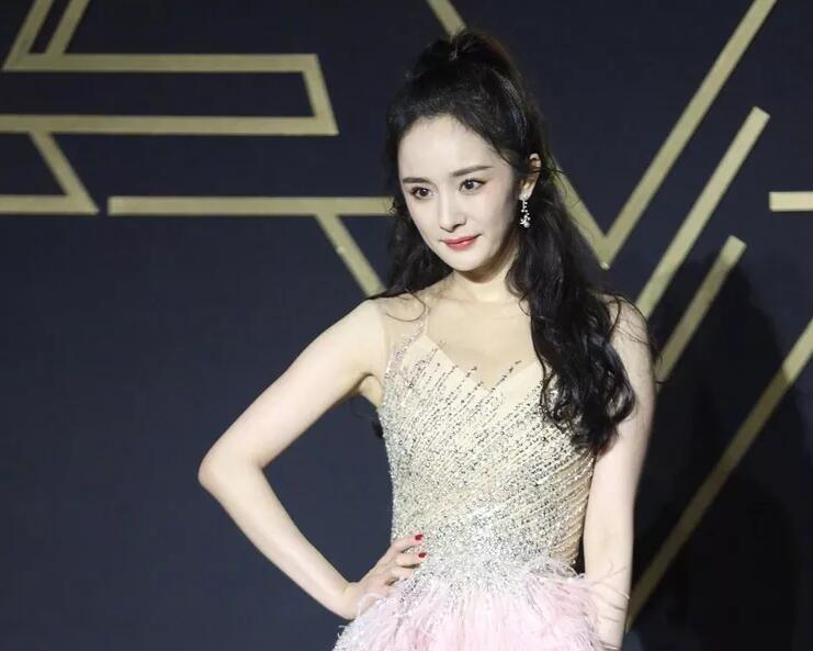 赵丽颖眼睛发炎,半边头发遮脸参加活动,却获网友称赞比杨幂还美
