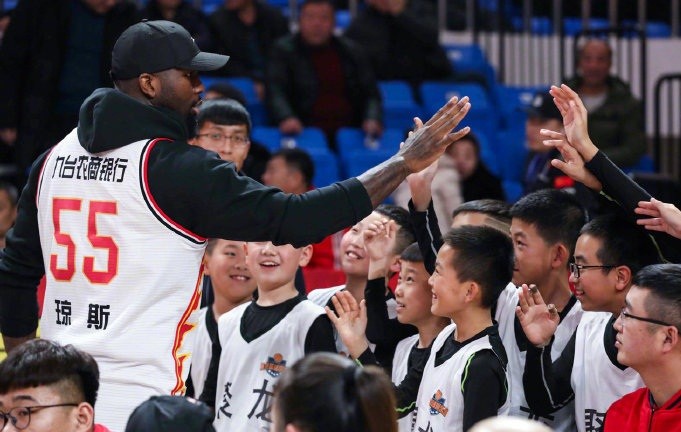 吉林官宣换回琼斯!遭四连败太凄凉,双大外遭本土名帅狂吐槽