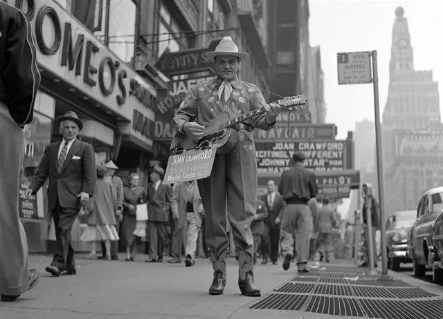 十一,1950年3月4日,纽约街头,一名吉他表演者.