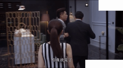 连体裙再搭配上一副眼镜,眼神明亮嘴角微扬一声