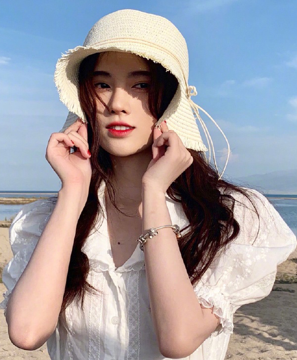 鞠婧祎精美白裙写真,清新灵动,尽显女性魅力