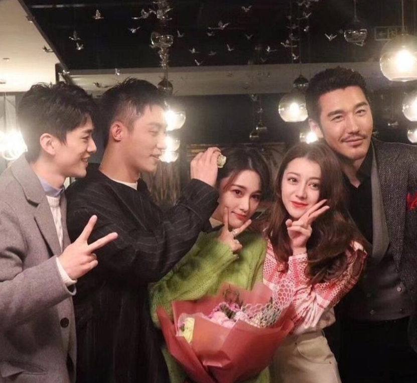 有种团宠叫张馨予,热巴搂肩吻她,谁注意黄景瑜在干啥?