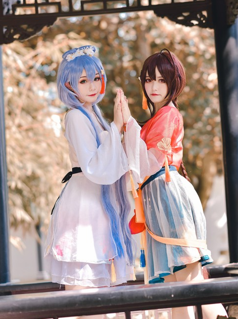 cosplay洛天依乐正绫,娇俏可人的两位小姐姐
