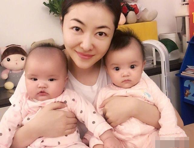 四对生双胞胎的明星,张杰谢娜女儿出镜,影帝的双胞胎可以出嫁了