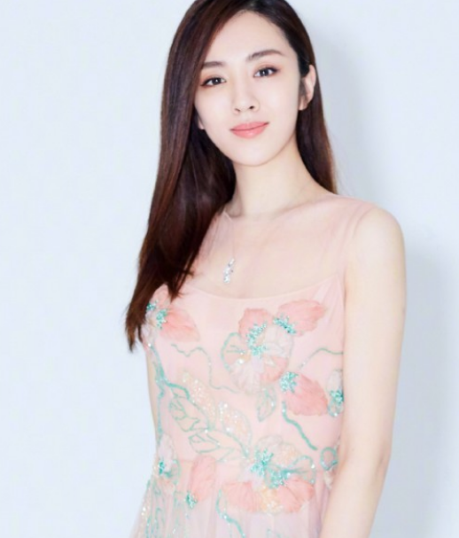 王晓晨气质写真,精致的五官,尽显女神风范