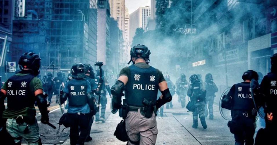 同一天,香港警方在社交媒体专页上传"2019香港警队止暴制乱回顾"视频