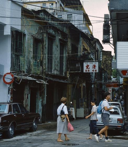 80年代的香港,高层林立,老旧住宅也不少