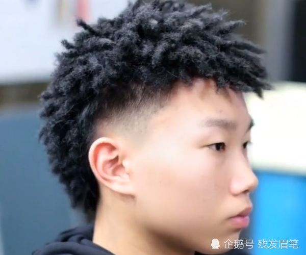 小伙换完黑人烫款刺猬头发型后,气质居然变得格外高冷
