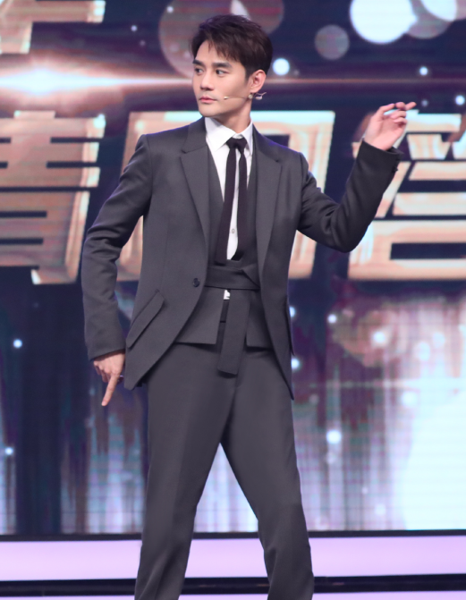 王凯受邀出席活动,帅气逼人阳光时尚