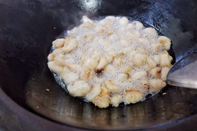 在熬制猪油时,多加这1样食材,又香又白放1年都不坏