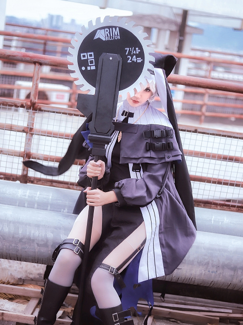 cosplay《明日方舟》幽灵鲨,英气迷人的银发少女