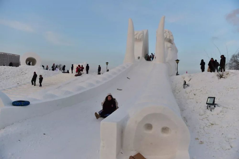 牡丹江雪堡开园两日,近9000名游客入园乐游美丽雪世界