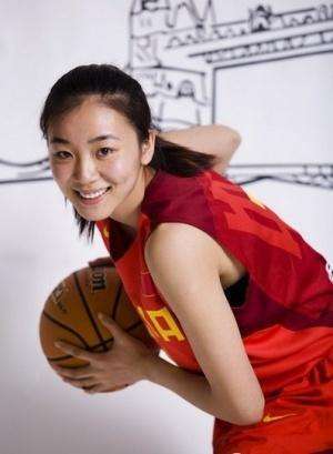 中国女篮第一美女运动员!长相甜美身材高挑,参加活动被库里偷瞄