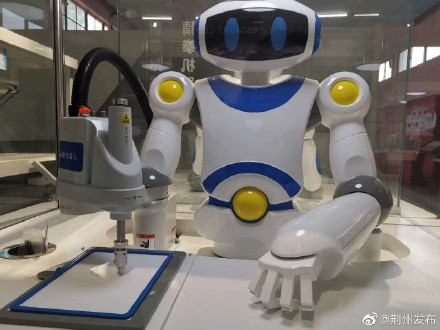 荆州科技馆机器人展区迎来首批参观者
