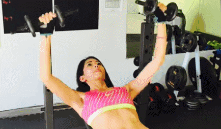 8个虐暴女生全身的经典哑铃动作!