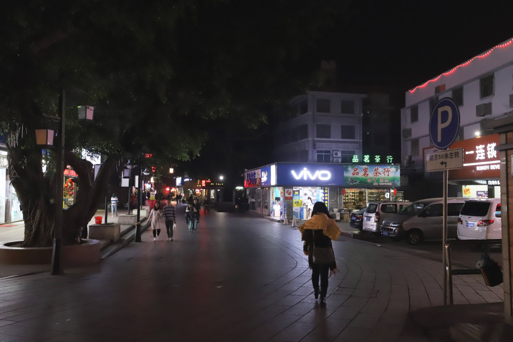 献给行走在忙碌里的每一个珠海人——夜中的南屏街