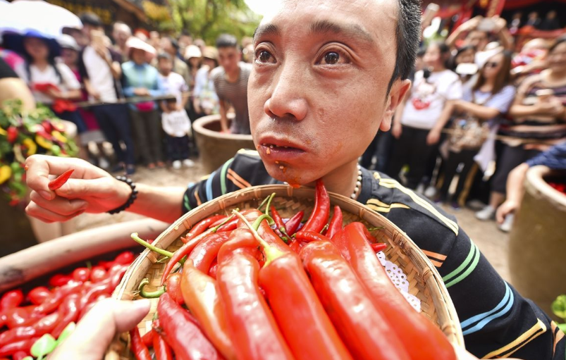 喜欢旅游的小伙伴都知道在贵州有一道非常有名的小吃,就是辣椒炒辣椒