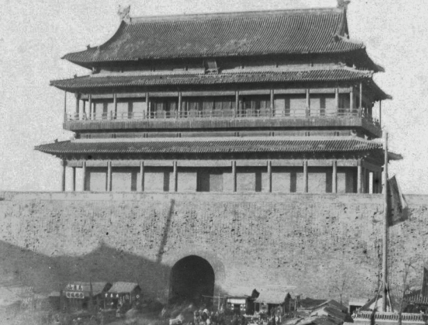 图为北京大前门,摄于1892年.