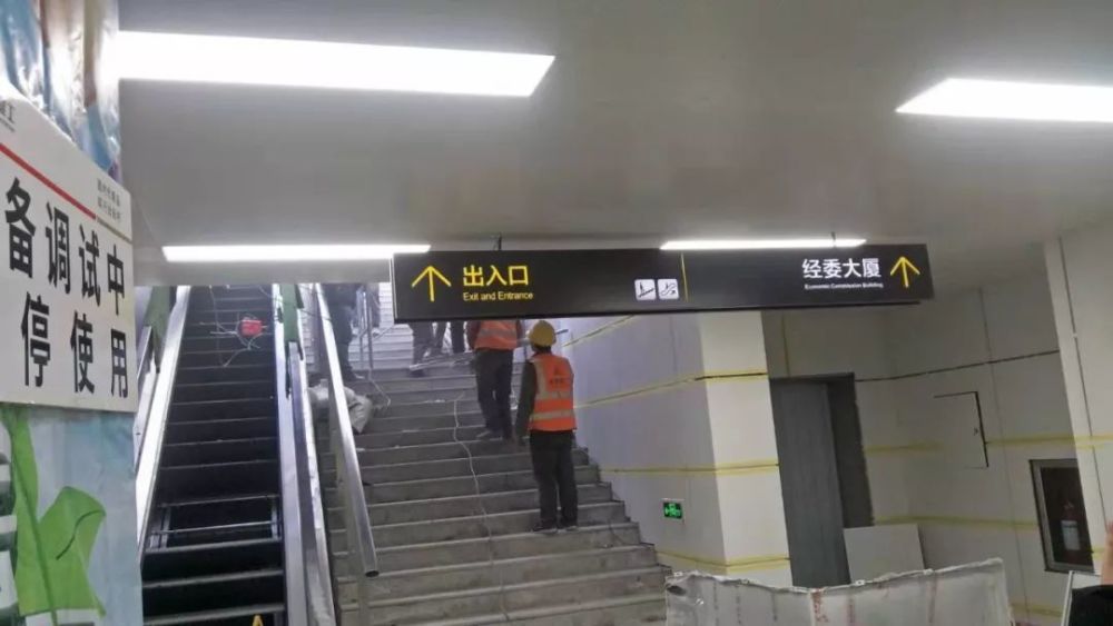 青海省中医院大门东侧七一路地下人行通道出入口.