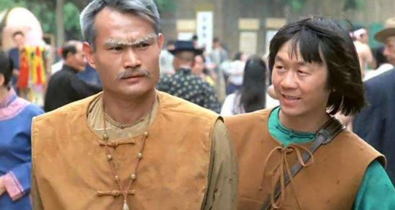他是香港一代影帝,因长相普通自卑,和师傅林正英同月同日病逝