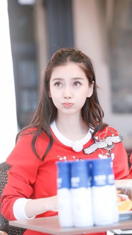 大家都说杨颖长得清新可人,可她萌起来的样子更美哦