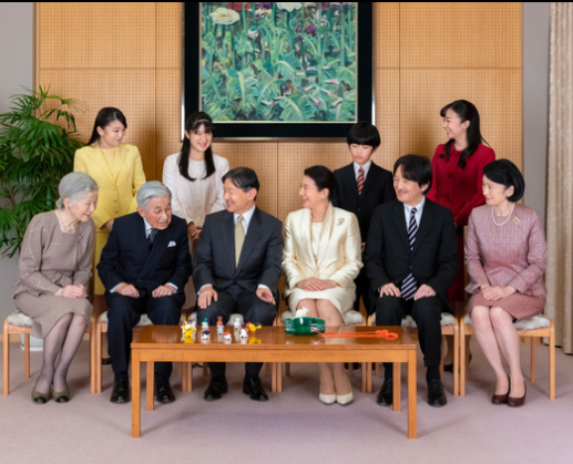 日本皇室新年全家福发布,醒目的雅子皇后,喜忧参半的纪子妃!